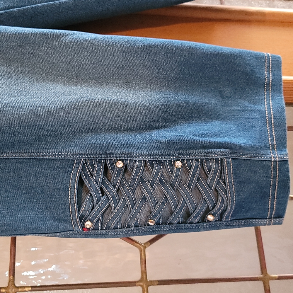 X-Cross Crystal Luxe Denim NWOT 360°, 4-Way Stretch SKIMMER Capri's Sz. M 10/12